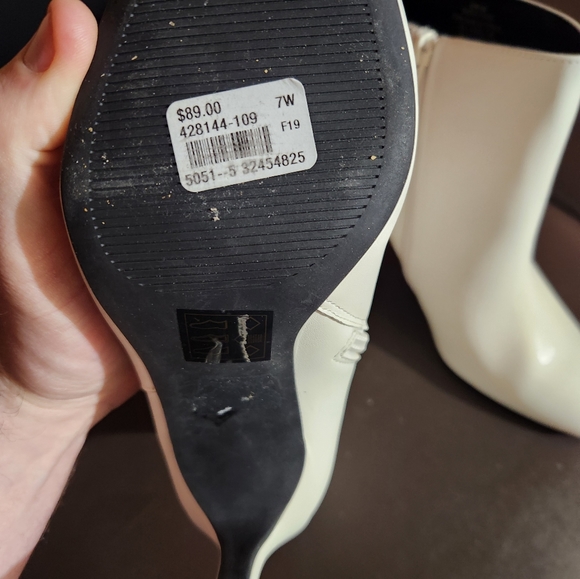 New white boots heel - Picture 2 of 3